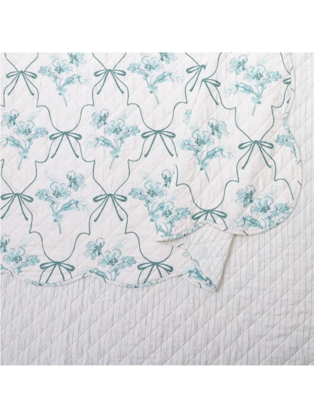 Modern Heirloom 3pc Full/ Queen Floral Frames Quilt Bedding Set Blue
